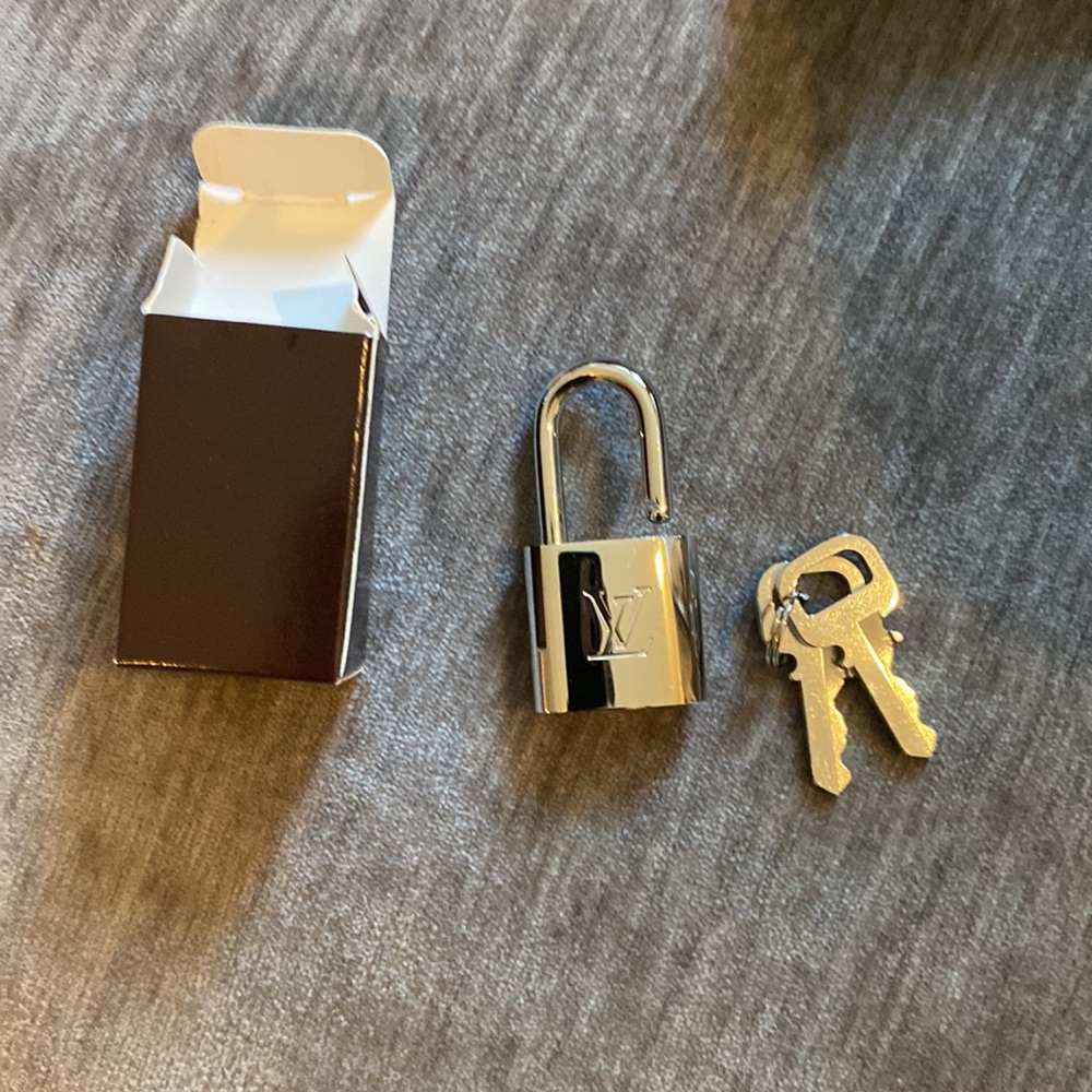 LOUIS VUITTON Metallic MIRROR KEEPALL BANDOULIÈRE 50 - Picture 10 of 15